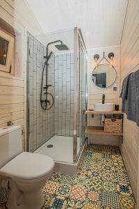 un bagno con doccia, WC e lavandino di Oaza Spokoju Siecino - Mońka a Chlebowo