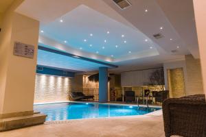 Bazén v ubytování Hotel Relais Vecchio Maso nebo v jeho okolí