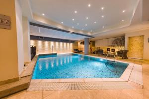 basen w środku domu w obiekcie Hotel Relais Vecchio Maso w Trydencie