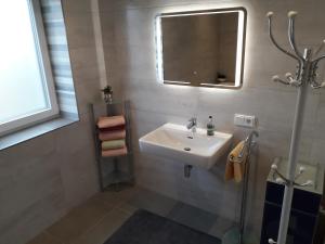 a bathroom with a sink and a mirror and towels at Apartment Top2,Steyr bei BMW BESTROOMS eU in Steyr +15 photos