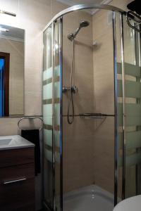 a bathroom with a shower and a sink at Apartamento Gibaja in Gibaja