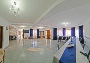 a large room with a long table and chairs at Pensiunea Dorul de Munte nr 222 in Rucăr