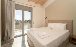 Postel nebo postele na pokoji v ubytování CARLOS MANSION LUXURY SUITES