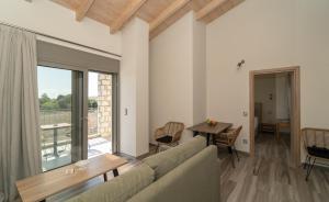 Posezení v ubytování CARLOS MANSION LUXURY SUITES