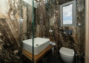 Koupelna v ubytování CARLOS MANSION LUXURY SUITES