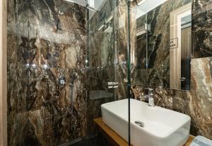 Koupelna v ubytování CARLOS MANSION LUXURY SUITES