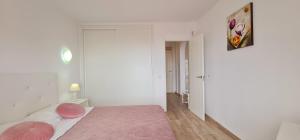Ένα ή περισσότερα κρεβάτια σε δωμάτιο στο Cozy Sea Views Apartment in Costa Adeje +9 φωτογραφίες