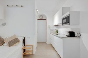 Apartamento blanco con 1 cama y cocina en Wonderful studio in Pta romana 10 mins from Duomo by Easylife, en Milán