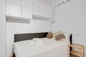 Ліжко або ліжка в номері Wonderful studio in Pta romana 10 mins from Duomo by Easylife