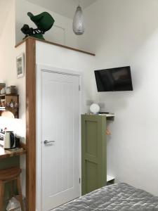 Televiisor ja/või meelelahutuskeskus majutusasutuses The Nook at Claremont House CA12 4LT