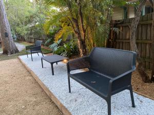 Beach Shack semi detached, 2 Min Walk to Beach - Wattle外面的花园