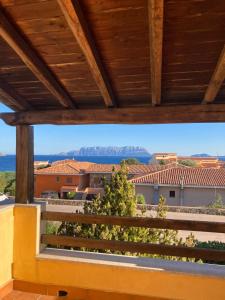 een uitzicht vanaf het balkon van een huis bij Residence Spiaggia Bianca in Golfo Aranci