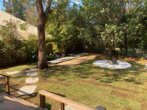 Beach Shack semi detached, 2 Min Walk to Beach-Lilly Pilly外面的花园