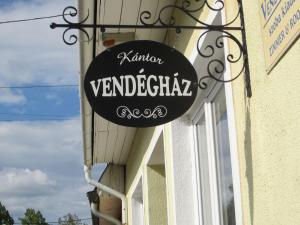 un panneau indiquant un restaurant sur le côté d'un bâtiment dans l'établissement Kántor Vendégház, à Zalaegerszeg