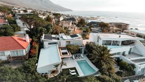 una vista aérea de una casa y del océano en Lion's View Villa & Apartment, en Ciudad del Cabo