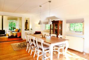 una sala da pranzo con tavolo e sedie di Cottage Uylenhorst, De Witte Bergen 34 a IJhorst