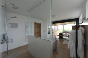 A bathroom at Nikolaier Weinblick - Chalet Sauvignon Blanc