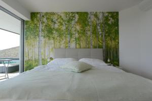 A bed or beds in a room at Nikolaier Weinblick - Chalet Sauvignon Blanc