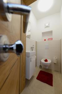 A bathroom at Nikolaier Weinblick - Chalet Sauvignon Blanc