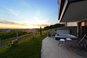 A balcony or terrace at Nikolaier Weinblick - Chalet Sauvignon Blanc