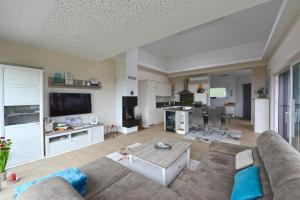 A television and/or entertainment centre at Nikolaier Weinblick - Chalet Sauvignon Blanc