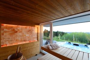 The swimming pool at or close to Nikolaier Weinblick - Chalet Sauvignon Blanc