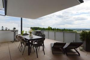 A balcony or terrace at Nikolaier Weinblick - Chalet Sauvignon Blanc