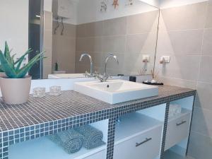 Phòng tắm tại App Rosanna, Estoril Beach, 2steps from the sea, Free Wi-Fi & AC