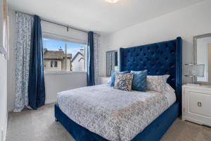 Ένα ή περισσότερα κρεβάτια σε δωμάτιο στο Modern House with Private Backyard & Fireplace