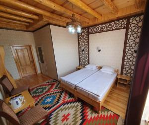 מיטה או מיטות בחדר ב-Khiva Siyovush Hotel