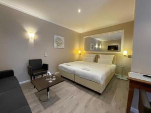 Postel nebo postele na pokoji v ubytování Cityhotel Kaiser Karl Aachen
