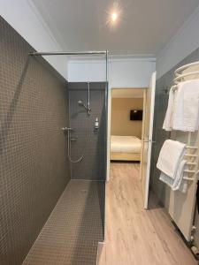 Postel nebo postele na pokoji v ubytování Cityhotel Kaiser Karl Aachen