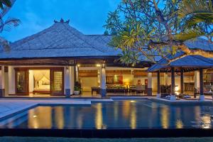 Der Swimmingpool an oder in der Nähe von The Maya Seminyak Villas