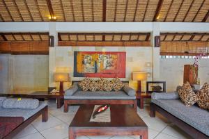 Ein Sitzbereich in der Unterkunft The Maya Seminyak Villas