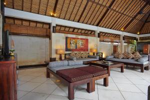 Ein Sitzbereich in der Unterkunft The Maya Seminyak Villas
