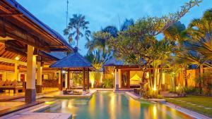 Der Swimmingpool an oder in der Nähe von The Maya Seminyak Villas