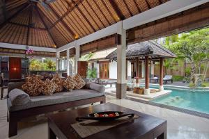 Der Swimmingpool an oder in der Nähe von The Maya Seminyak Villas