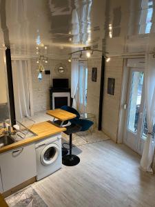 een keuken met een wasmachine en een tafel bij Le charme du centre YourHostHelper in Épernay