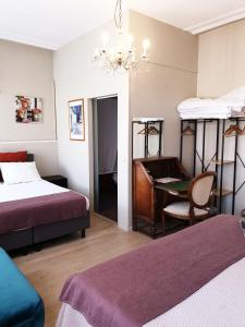 a hotel room with two beds and a piano at Hotel Gulden Vlies in Bruges