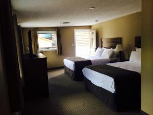 Habitación de hotel con 2 camas y ventana en A Good Nite's Rest Bed and Breakfast en Banff