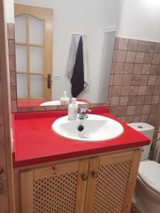 łazienka z umywalką i czerwonym blatem w obiekcie Casa Rural Leo: remanso de paz y tranquilidad w mieście Agulo +17 zdjęć