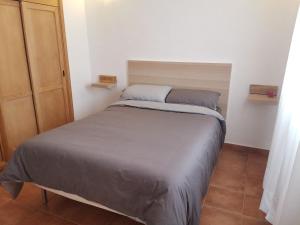 1 dormitorio con 1 cama grande en una habitación en Casa Rural Leo: remanso de paz y tranquilidad, en Agulo