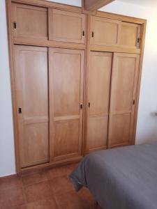 Łóżko lub łóżka w pokoju w obiekcie Casa Rural Leo: remanso de paz y tranquilidad