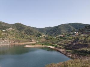 zbiornik wodny z górami w tle w obiekcie Casa Rural Leo: remanso de paz y tranquilidad w mieście Agulo