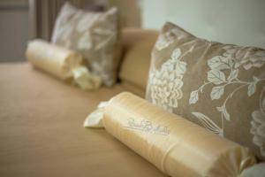un asciugamano arrotolato, seduto sopra un divano di House da Mary a Caserta