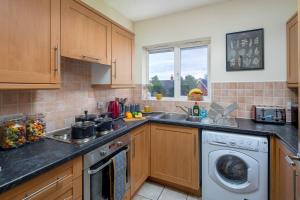 Kitchen o kitchenette sa Cozy 2 bed room Flat Walking distance from ExCel