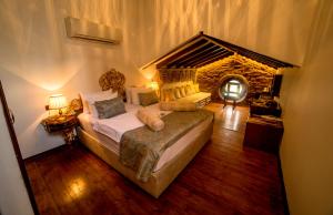 班德尔马潘德玛港酒店的一间卧室配有一张特大号床。