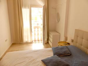 - une chambre avec un lit et une grande fenêtre dans l'établissement Piso Julia Playa, à El Campello