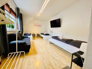 sala de estar con cama y sofá en 3-Zimmer Haus 85qm mit Balkon bis zu 8 Personen, en Winningen