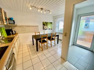 cocina y comedor con mesa y sillas en 3-Zimmer Haus 85qm mit Balkon bis zu 8 Personen, en Winningen